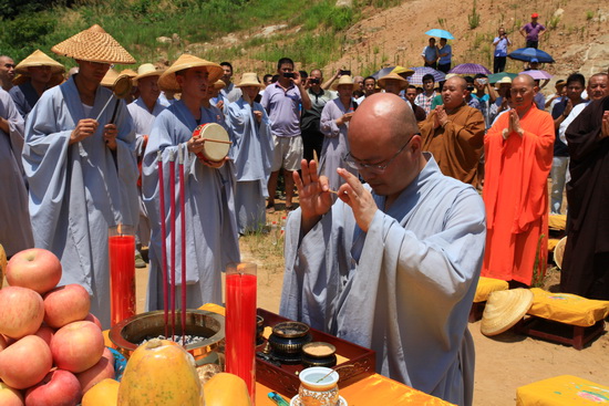 中华禅宗佛祖大金塔举行正式开工洒净仪式