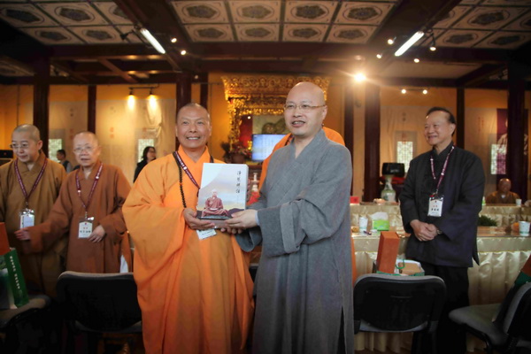 台湾中华人间佛教联合总会代表团一行莅临我寺参访
